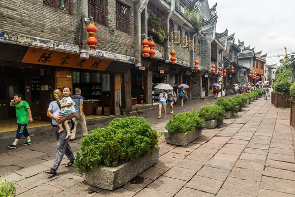 Fenghuang Čína Srpna 2018 Pěší Ulice Starověkém Městě Fenghuang Provincie — Stock fotografie