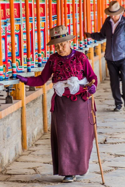 Xiahe China August 2018 Devotees Pass Row Praying Wheels Labrang — Stock Photo, Image