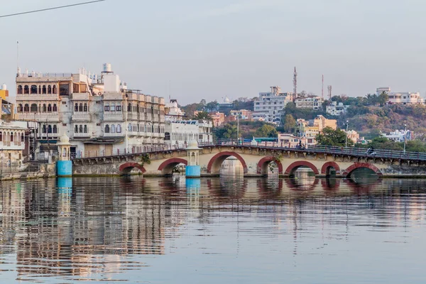 Γέφυρα Chandpole Πάνω Από Λίμνη Pichola Στο Udaipur Πολιτεία Rajasthan — Φωτογραφία Αρχείου