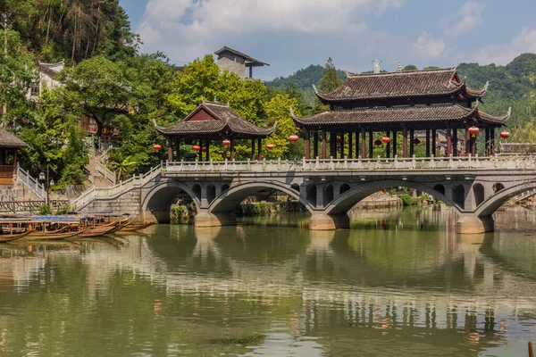 Çin 'in Hunan bölgesindeki Fenghuang Antik Kentinde Tuo Nehri' ni geçen köprü.