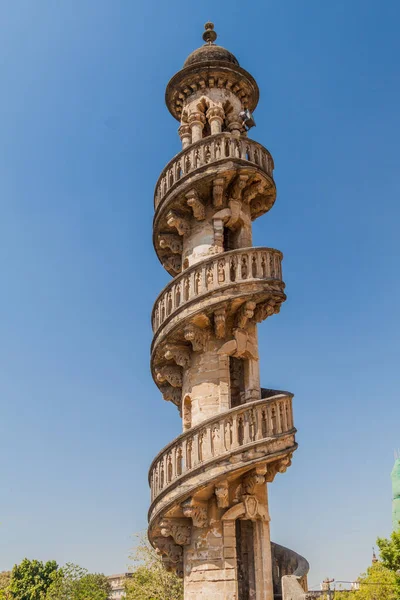 Junagad, Gujarat Eyaleti, Hindistan 'daki Bahar-ud-din Bhar mezarının minaresi.