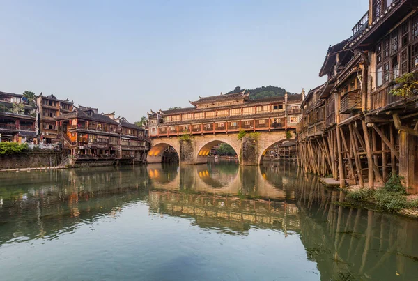 Çin 'in Hunan bölgesindeki Fenghuang Antik Kentinde, Tuo Nehri üzerindeki Hong köprüsü.