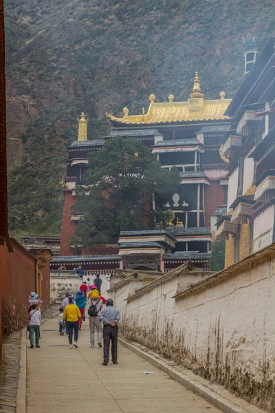 Xiahe China 2018 사람들이 마을의 수도원으로 걸어가다 — 스톡 사진