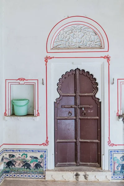 インドラジャスタン州クンバハル要塞のバダル マハル宮殿のバケツとドア — ストック写真