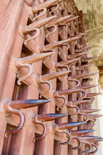 Spikes Contro Gli Elefanti Alla Porta Della Fortezza Kumbhalgarh Stato — Foto Stock