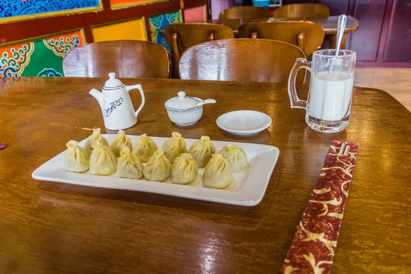 チベット料理 モモ餃子とヤクのミルク — ストック写真