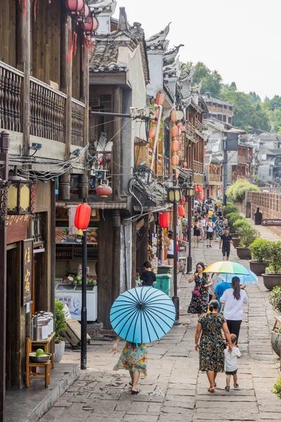 Fenghuang Čína Srpna 2018 Pěší Ulice Různými Obchody Starověkém Městě — Stock fotografie