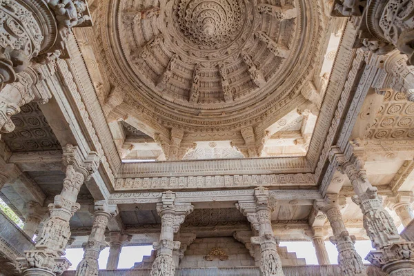 Ranakpur, Rajasthan Eyaleti, Hindistan 'daki Jain tapınağının mermer süslemeleri.