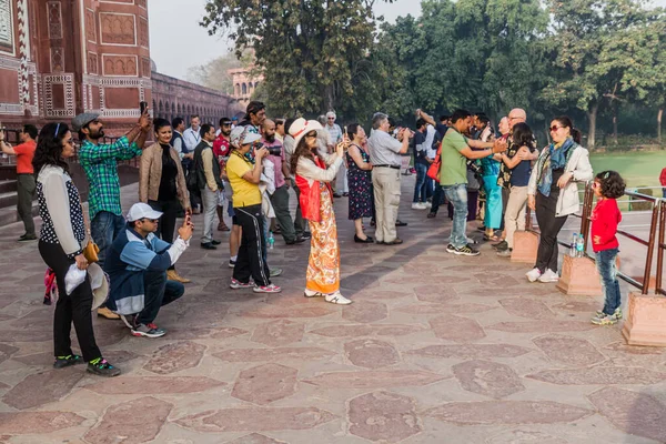 AGRA, Hindistan - 19 Şubat 2017: Ünlü Taj Mahal, Hindistan 'ı ziyaret eden turistler