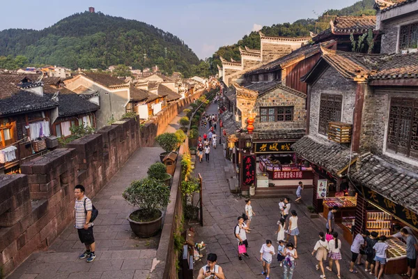 Fenghuang Čína Srpna 2018 Chodecká Ulice Městské Zdi Starověkém Městě — Stock fotografie