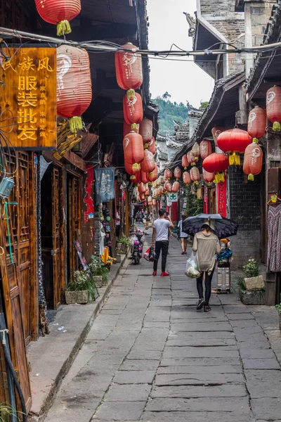 Fenghuang Čína Srpna 2018 Úzká Ulička Lucernami Starověkém Městě Fenghuang — Stock fotografie