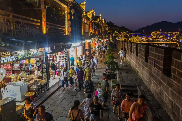 Fenghuang Čína Srpna 2018 Chodecká Ulice Městské Zdi Starověkém Městě — Stock fotografie