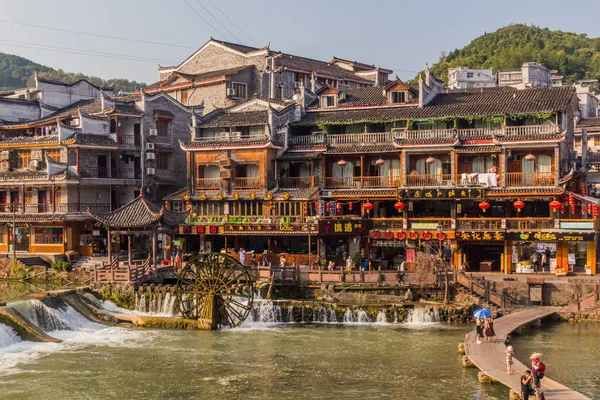 Fenghuang China August 2018 Riverside Houses Weir Water Wheel Footbridge — Stock Photo, Image