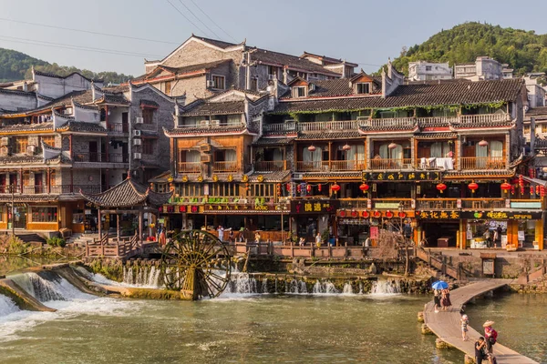FENGHUANG, ÇİN - 14 AĞUSTOS 2018: Riverside evleri, su çarkı ve Fenghuang Antik Kenti, Hunan Bölgesi, Çin