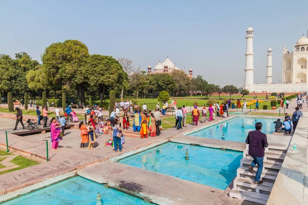 Agra India Febbraio 2017 Turisti Visitano Taj Mahal Agra India — Foto Stock