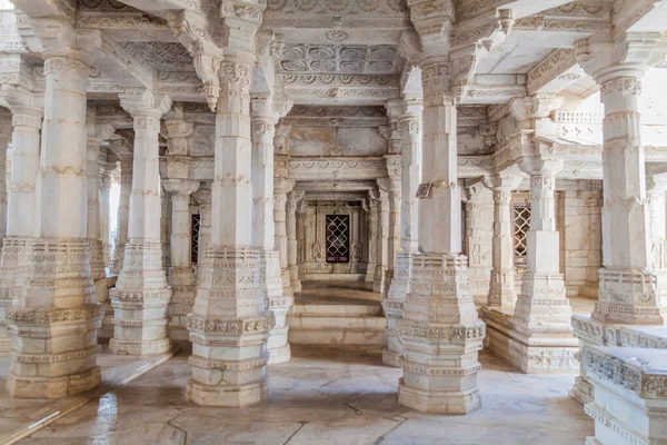  Ranakpur, Rajasthan Eyaleti, Hindistan 'daki Jain tapınağının mermer süslemeleri.