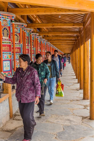 Xiahe Čína Srpna 2018 Oddaní Předávají Řadu Modlících Kol Kolem — Stock fotografie