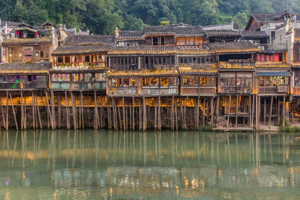Houses on stilts over Tuo river in Fenghuang Ancient Town, Hunan province, China — Stock Image Houses Stilts Tuo River Fenghuang Ancient Town Hunan Province China Stock Picture