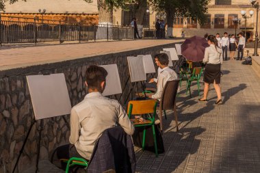 BÜKHARA, UZBEKISTAN - 30 Nisan 2018: Buhara, Özbekistan 'ın merkezinde resim yapan öğrenciler