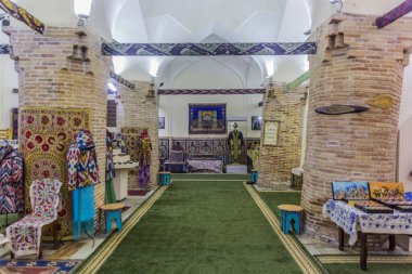 SAMARKAND, UZBEKISTAN: 28 Nisan 2018: Özbekistan 'ın Semerkand kentindeki Madrasa Tilya Kori' de hediyelik eşya dükkanı