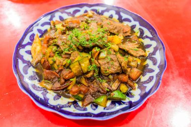 Özbek yemeği Dimlama (hasat yahnisi)