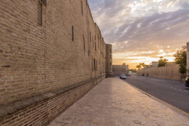 Özbekistan, Buhara 'da Mir-i-Arap Madrasa ile Khodja Nurobod Caddesi' nin gün batımı manzarası
