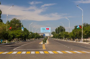 BÜKHARA, UZBEKISTAN - 1 Mayıs 2018: Özbekistan, Buhara 'da geniş bir yol manzarası