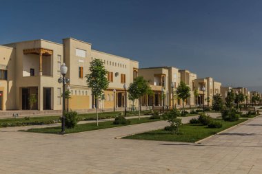 Özbekistan Shahrisabz 'da modern evler ve bir park