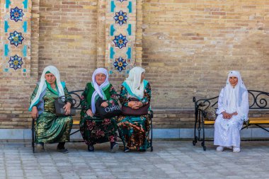 SAMARKAND, UZBEKISTAN - 27 Nisan 2018: Özbekistan 'ın Semerkand kentindeki Gur-e Amir Anıtmezarını ziyaret eden yerel yaşlı kadınlar
