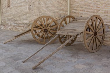 Buhara, Özbekistan 'ın merkezinde ahşap vagonlar.