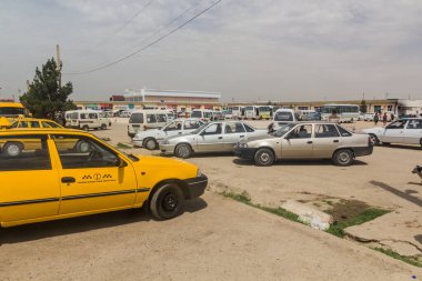 QARSHI, UZBEKISTAN: 29 Nisan 2018: Paylaşılan araçlar Qarshi, Özbekistan 'daki otobüs durağında bekliyor