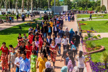SAMARKAND, UZBEKISTAN: 27 Nisan 2018: Semerkant, Özbekistan 'daki ünlü kompleksi Registan Meydanı' nı ziyaret eden yerel turistler