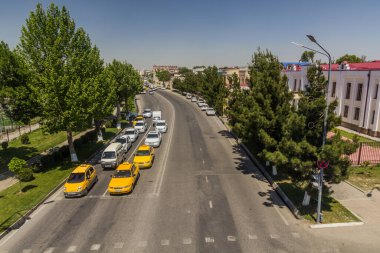 SAMARKAND, UZBEKISTAN: 28 Nisan 2018: Semerkant, Özbekistan 'daki Dakhbed Yuli caddesinin görüntüsü