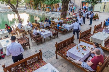 BÜKHARA, UZBEKISTAN - 2 Mayıs 2018: Özbekistan 'ın Buhara kentindeki Lyabi Hauz göletindeki yerel restoran