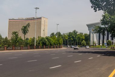 TASHKENT, UZBEKISTAN - 3 Mayıs 2018: Skver Im üzerinde Özbekistan Oteli. Özbekistan, Taşkent 'teki Amira Temura Meydanı