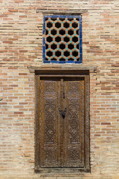 ウズベキスタンのサマルカンドにあるグール アミール廟の小さな扉 — ストック写真