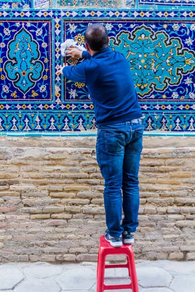 Самарканд Узбекистан Апреля 2018 Года Человек Очищает Один Мавзолеев Некрополя — стоковое фото