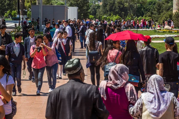 Samarkand Uzbekistan April 2018 Local Tourists Visiting Registan Square Famous — Stock Photo, Image