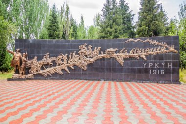 KARAKOL, KYRGYZSTAN - 14 Temmuz 2018: Urkun (1916 Orta Asya ayaklanması) Kırgızistan 'daki Zafer Parkı' nda katliam anıtı
