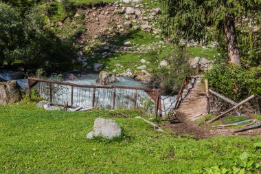 Kırgızistan 'daki Terskey Alatau dağ sırasındaki Arashan nehri üzerindeki köprü.