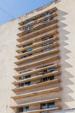 Kırgızistan 'ın başkenti Bişkek' te alışılmadık bir apartman mimarisi.