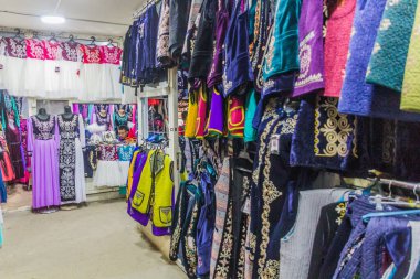 BISHKEK, KYRGYZSTAN - 26 Temmuz 2017: Kırgızistan 'ın başkenti Bişkek' teki Osh pazarında satılık geleneksel giysiler.