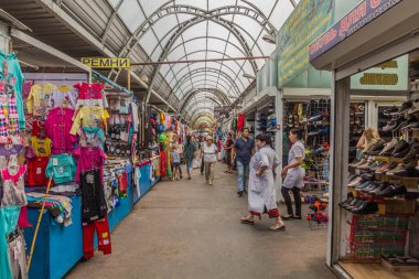 ALMATY, KAZAKHSTAN - 31 Temmuz 2018: Almaty, Kazakistan 'daki Zelyoniy Bazaar veya Zelyony Green Bazaar' da elbise ve ayakkabı tezgahları.