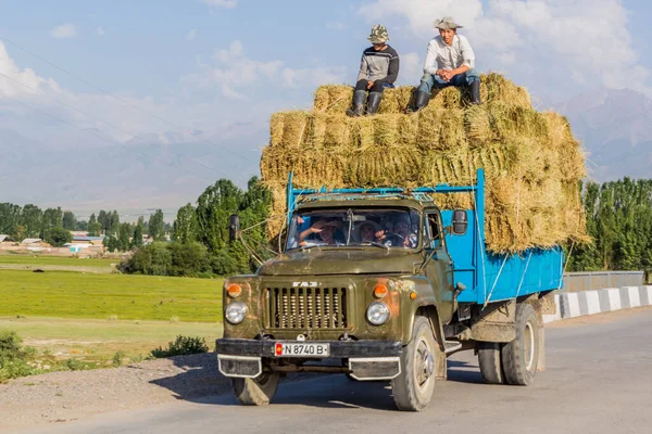 Kochkor Kyrgyzstan Julho 2018 Homens Locais Montam Caminhão Feno Perto — Fotografia de Stock