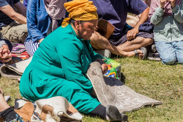 Song Kol Kyrgyzstan Lipiec 2018 Tradycyjna Kirgiska Produkcja Dywanów Podczas — Zdjęcie stockowe