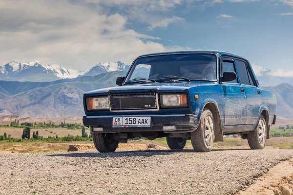 Issyk Kul Kyrgyzstan Julho 2018 Montanhas Atrás Carro Lada Costa — Fotografia de Stock