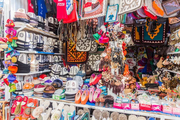 BISHKEK, KYRGYZSTAN - 26 Temmuz 2017: Kırgızistan 'ın başkenti Bişkek' teki Osh pazarında satılık geleneksel hediyelik eşyalar.