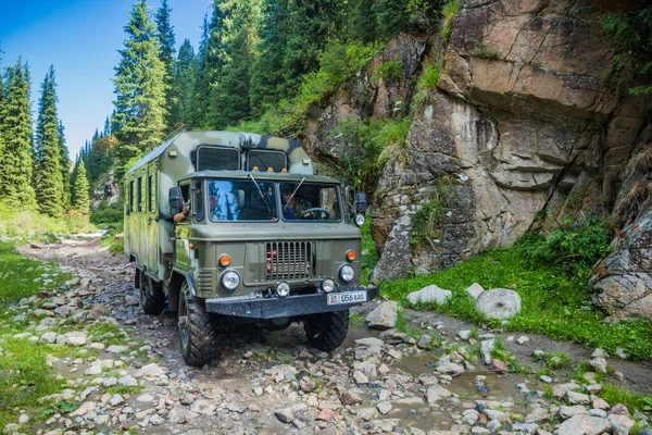 Arashan Kyrgyzstan Luglio 2018 Vecchio Camion Una Strada Accidentata Nella — Foto Stock