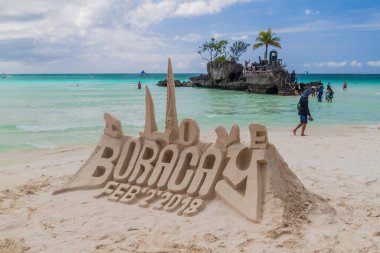 BORACAY, PHIPPINES - 3 Şubat 2018: Boracay, Filipinler 'deki White Beach' te kumdan yapılmış etiketler