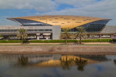 Dubai, BAE 'de bir metro istasyonu görüntüsü